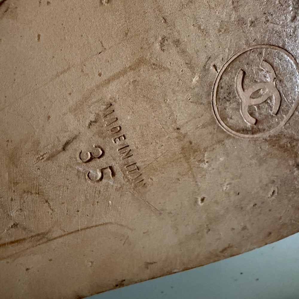 CHANEL white  Leather-  Sole with Embossed CC Logo - Picture 4 of 4